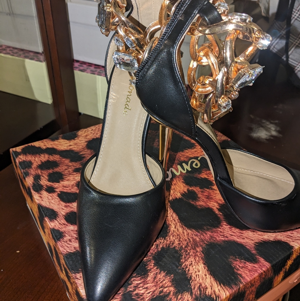 Women's heels size 6 brand new shoes